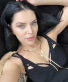 Professionele escortdame met VIP-optie beschikbaar om uw seksuele verlangens te bevredigen met absolute discretie.