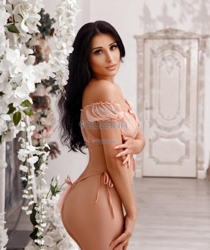 Photo escort girl Kamalia: the best escort service